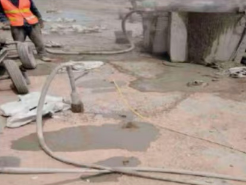 洛扎水泥混凝土路面板底注浆技术 路面脱空注浆整治方案