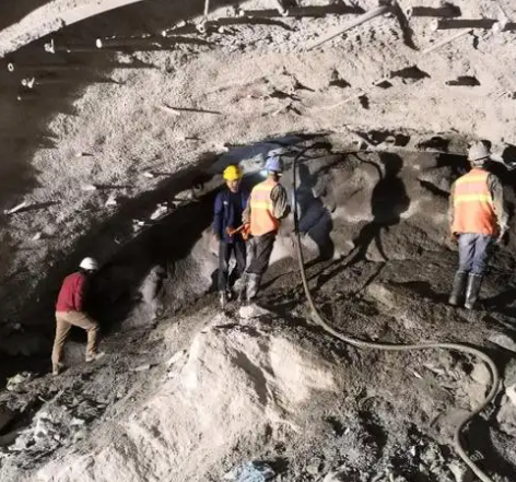 洛扎拱顶带模注浆料的施工流程及注意事项